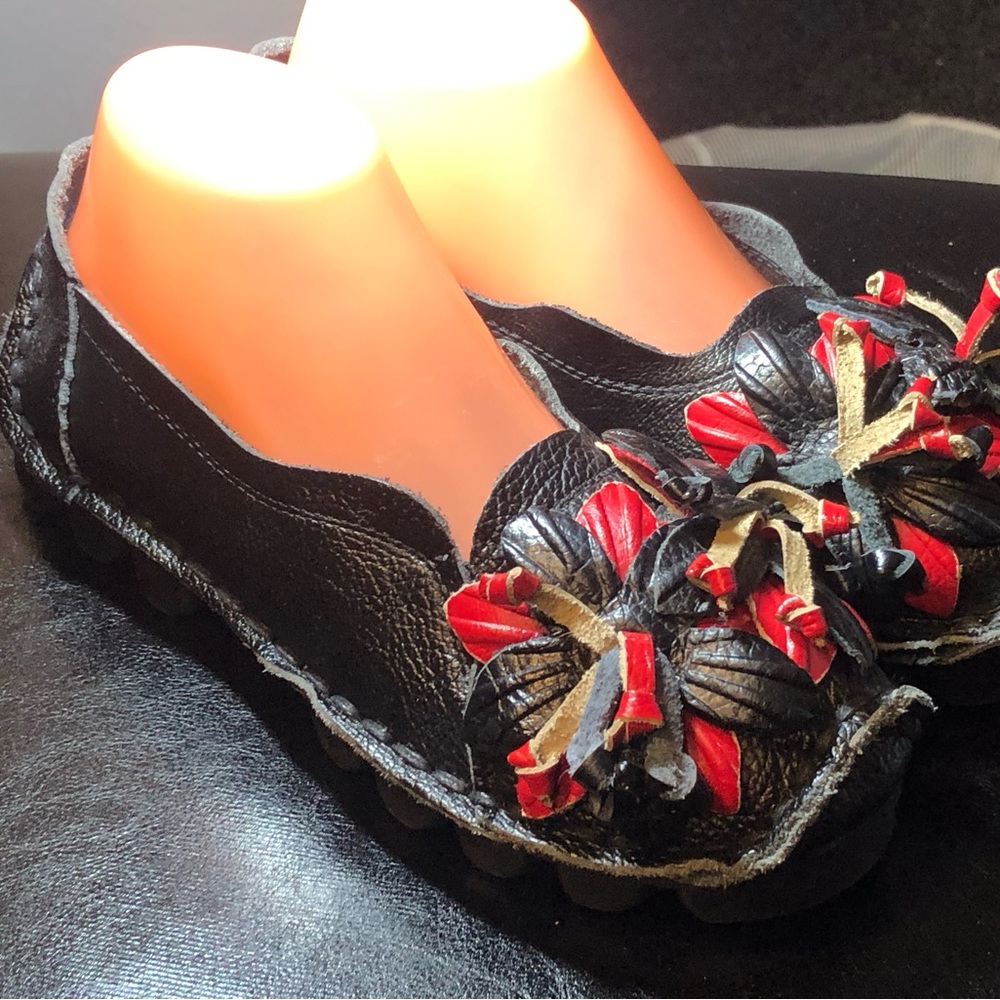 SOCOFY women's slip on leather shoes, black w floral accents Size 250/8.5US - Picture 5 of 11
